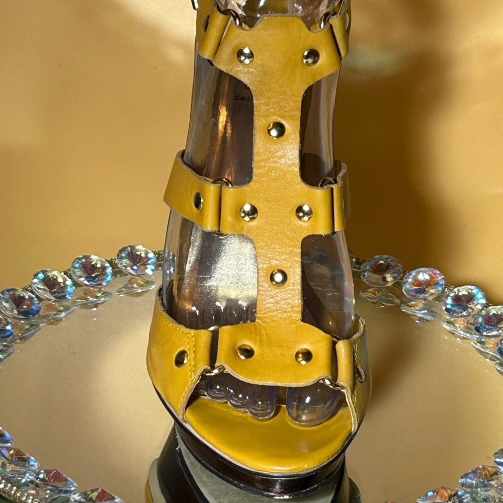 Bakers Mustard Yellow Studded Leather Women's Heel Sandals Size 8M EUC